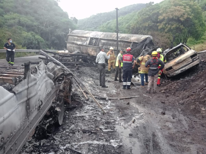 VIDEO: Pipa vuelca en la carretera Chilpancingo-Iguala y genera incendio; hay 8 muertos