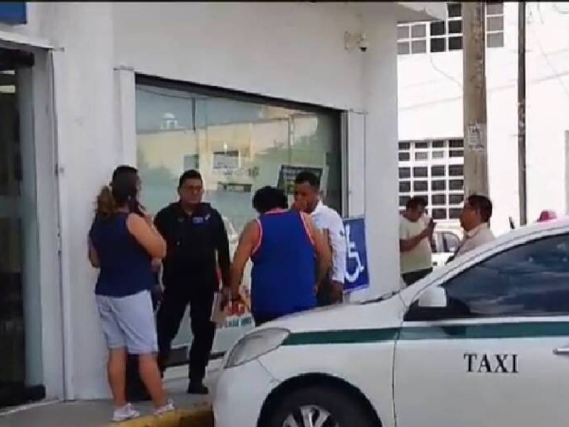Asaltan a una persona al salir de un banco en Cancún