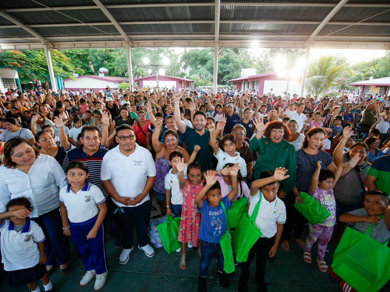Renán Sánchez entrega más de 60 mil de libretas escolares a niños y jóvenes de Cozumel