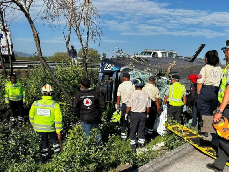 Volcadura de autobús en la México-Querétaro deja al menos 7 muertos