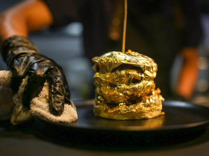 hamburguesas bañadas en oro