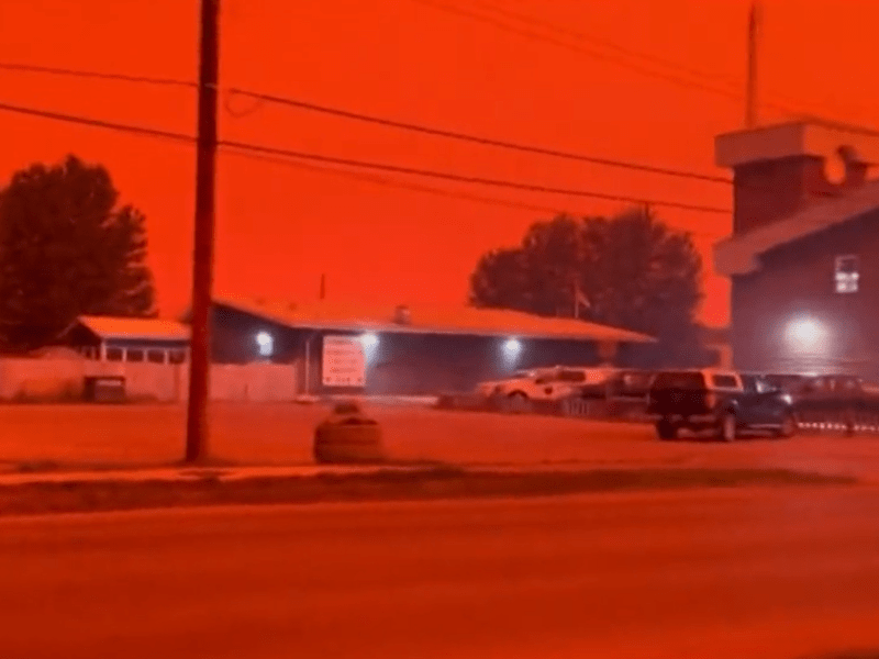 ¡Perturbador! Incendios forestales en Canadá provocan cielo color rojo