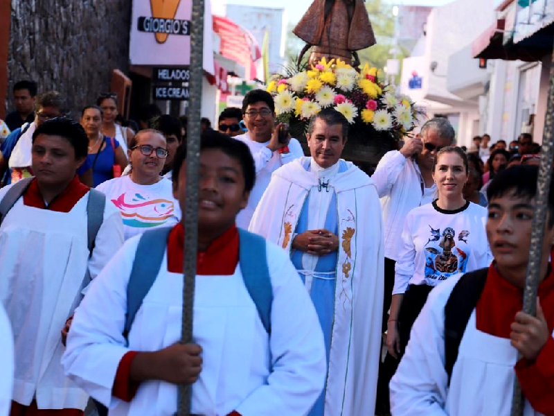 Atenea Gómez participa en la procesión a Isla Contoy en honor a la Virgen Caridad del Cobre