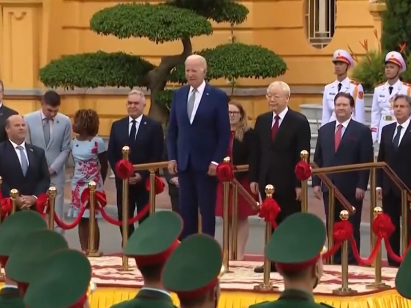 Biden llega a Vietnam para reforzar su relación bilateral frente a China