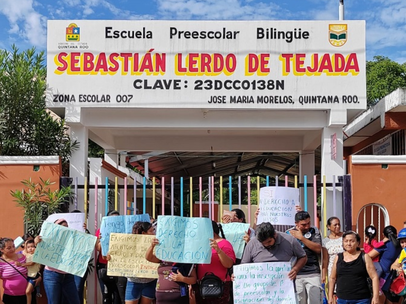 Cierran kínder de José María Morelos; padres exigen cupo para sus hijos