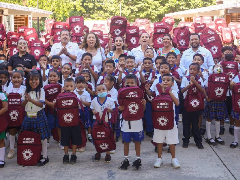 Entrega Ana Paty Peralta primeros paquetes de útiles escolares gratuitos en Cancún