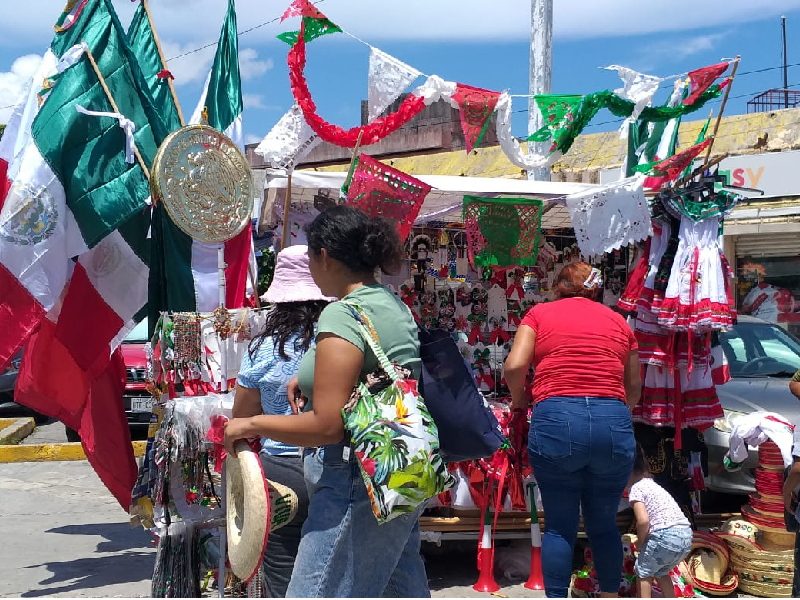 Abaratan artículos patrios en Cancún, ventas han estado bajas