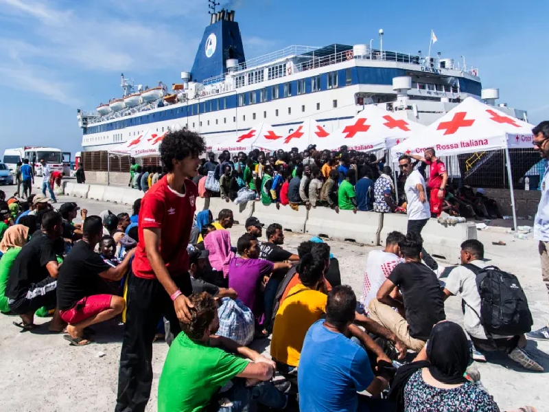 Ola de migrantes duplica población de Isla Italiana