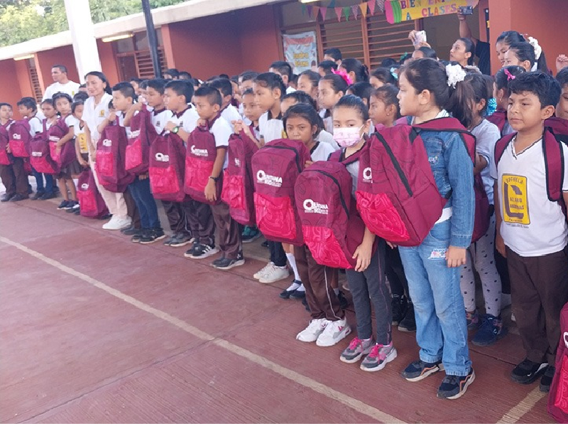 Reparten mochilas y uniformes a alumnos de Kantunilkin