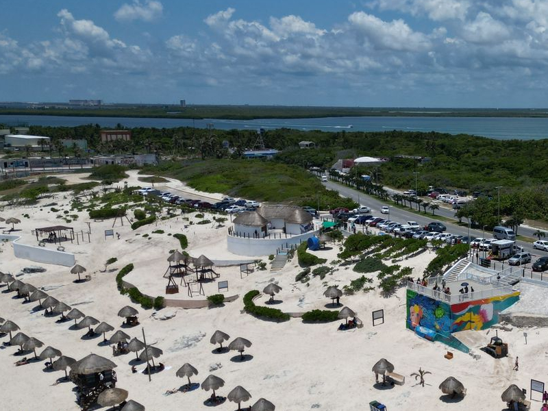 Realizan jornada de limpieza de playa en la zona hotelera de Cancún