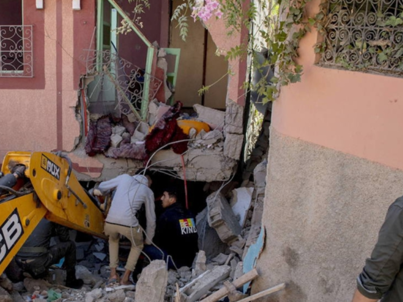 Se registra réplica de magnitud 3.9 en Marruecos; buscan a sobrevivientes