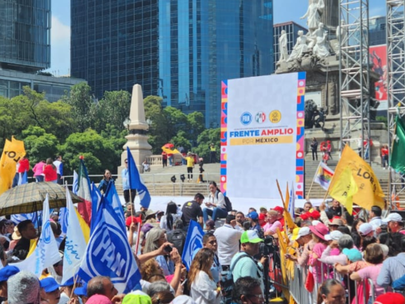 Xóchitl Gálvez llega al Ángel de la Independencia; miles de simpatizantes celebran