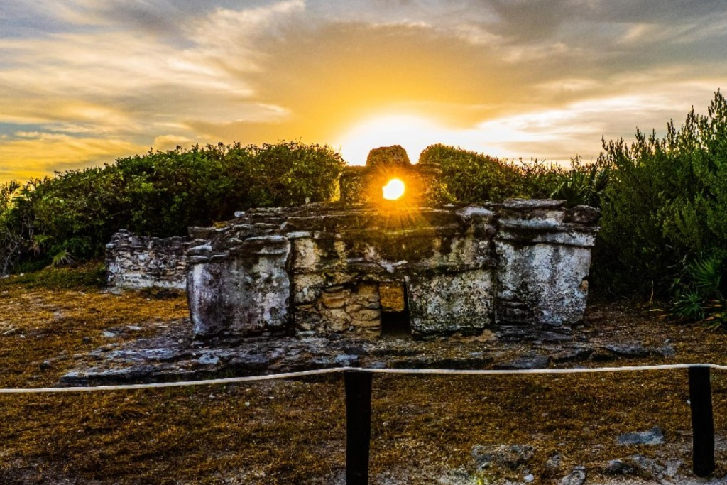 Visitantes se maravillan con la alineación del sol en vestigio arqueológico “El Caracol”