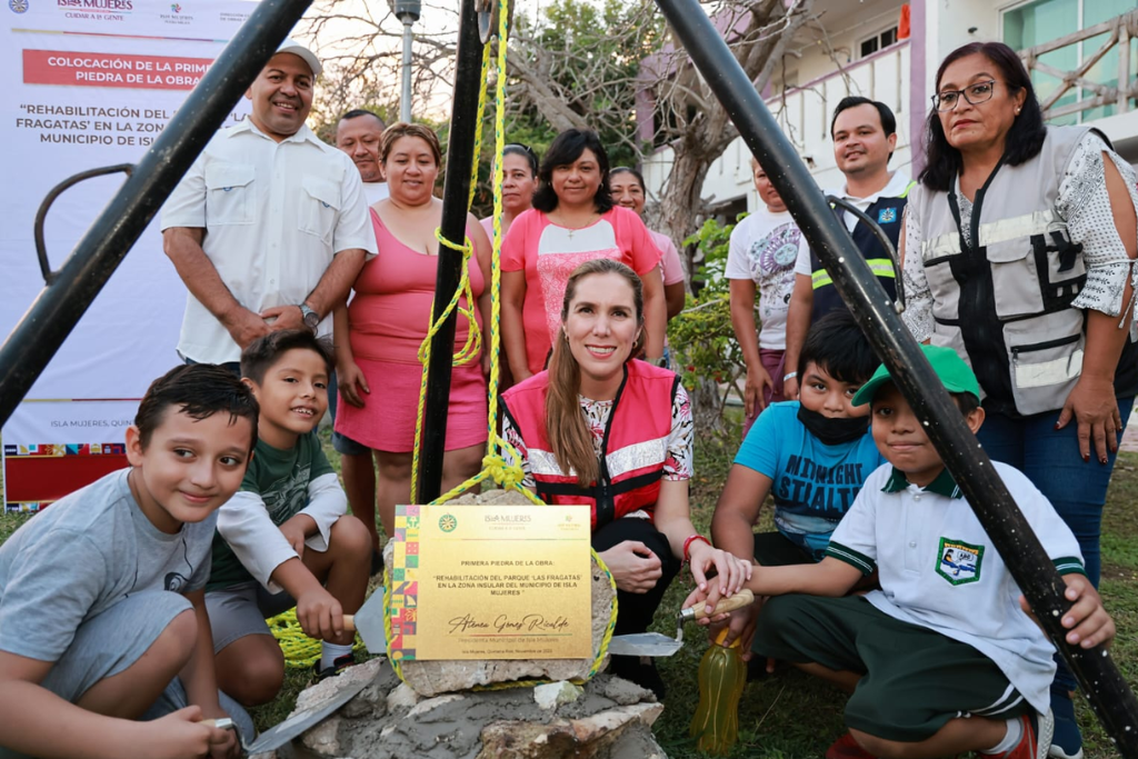 Atenea Gómez colocó la primera piedra de la rehabilitación del parque Las Fragatas