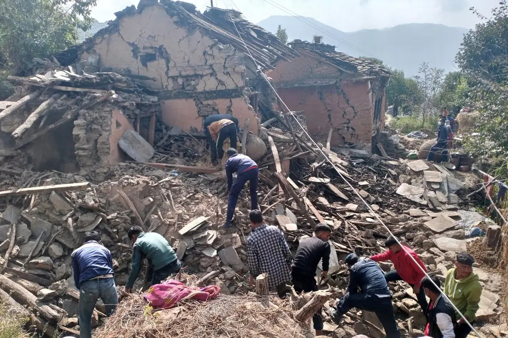 Más de 60 fallecidos por sismo de magnitud 5.6 en Nepal (1)