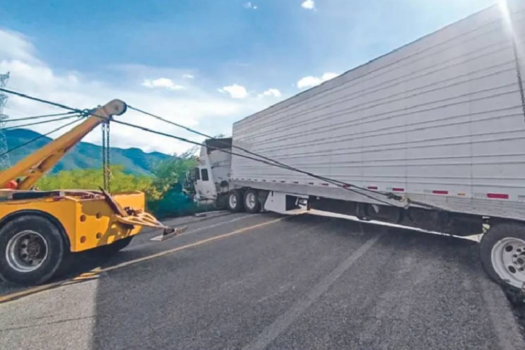 Volcadura de camión deja 32 lesionados en Oaxaca