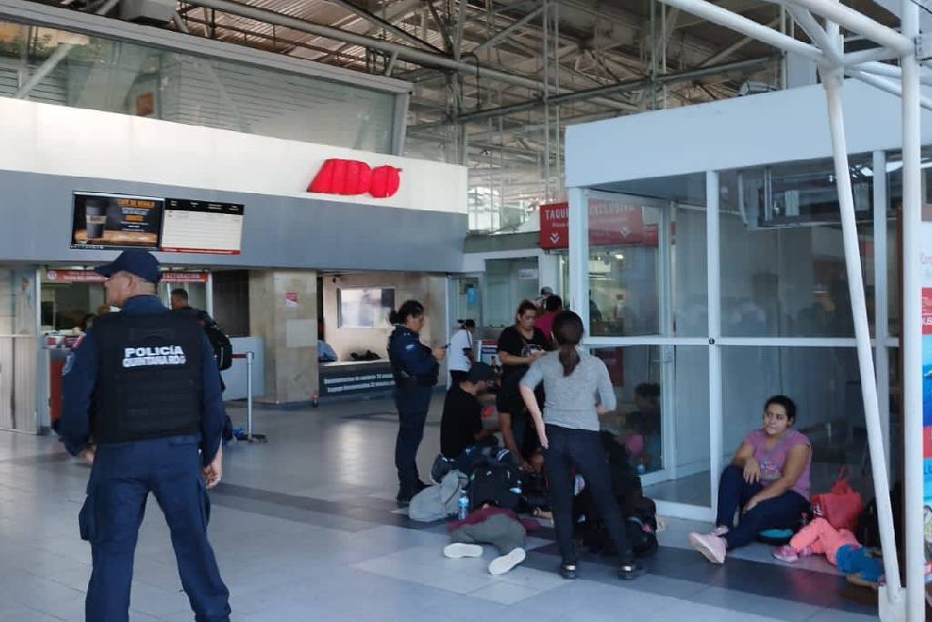 Auxilian a migrantes de El Salvador en terminal de autobuses en Cancún