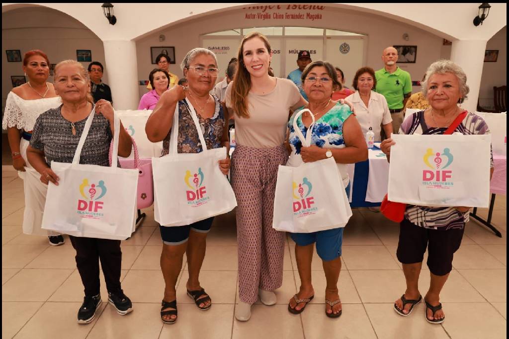 Atenea Gómez entrega kits a las abuelitas y abuelitos que participarán en los Juegos Estatales Deportivos y Culturales