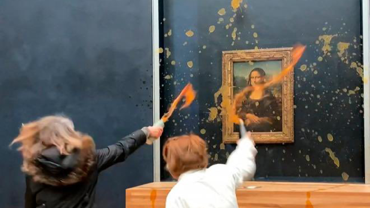 En un controvertido acto de protesta en París, activistas lanzaron sopa al cuadro de la Mona Lisa