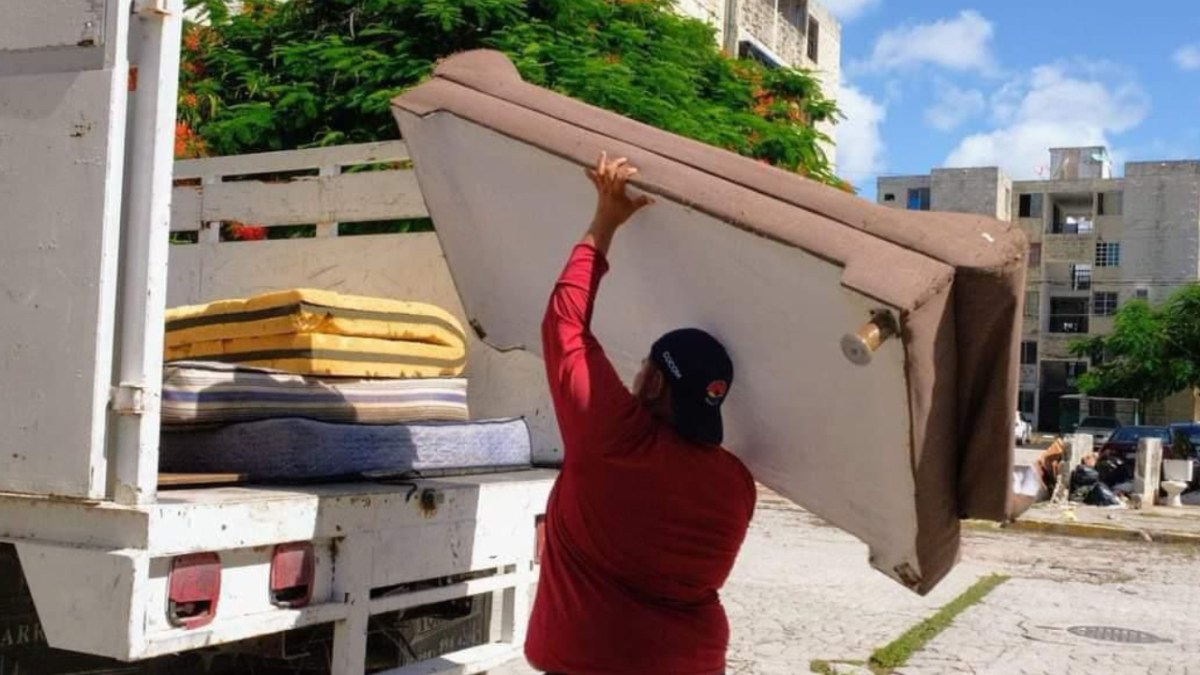 Personal de Servicios Públicos retira los desechos de basureros clandestinos de Cancún.