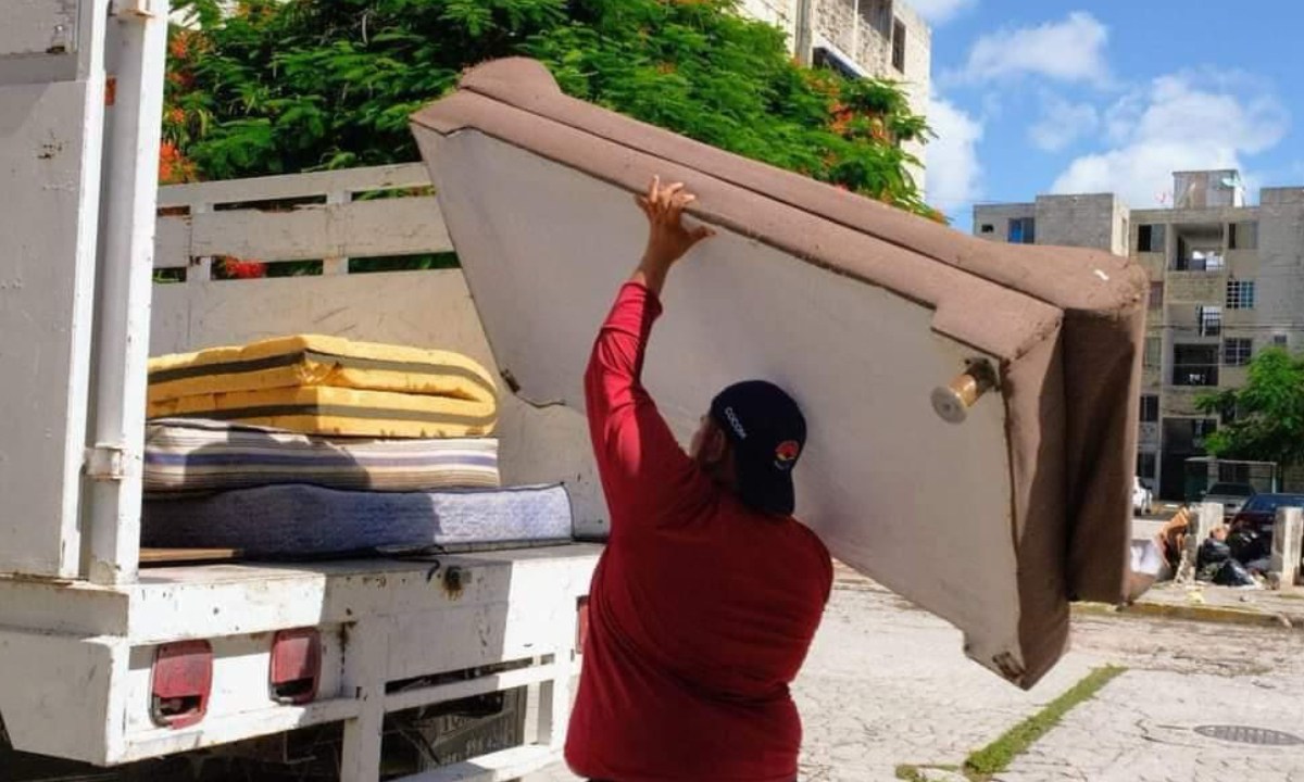 Personal de Servicios Públicos retira los desechos de basureros clandestinos de Cancún.