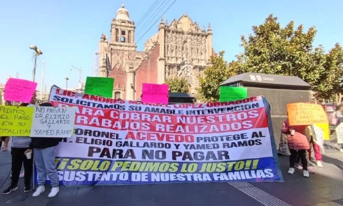 Familiares de volqueteros que trabajan en el Tren Maya se manifestaron frente a Palacio Nacional.