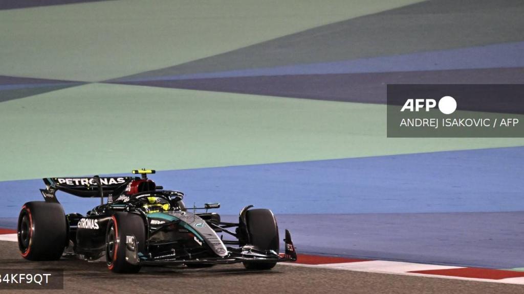 El piloto británico de Mercedes, Lewis Hamilton, conduce durante la segunda sesión de entrenamientos libres del Gran Premio de Fórmula Uno de Bahréin.