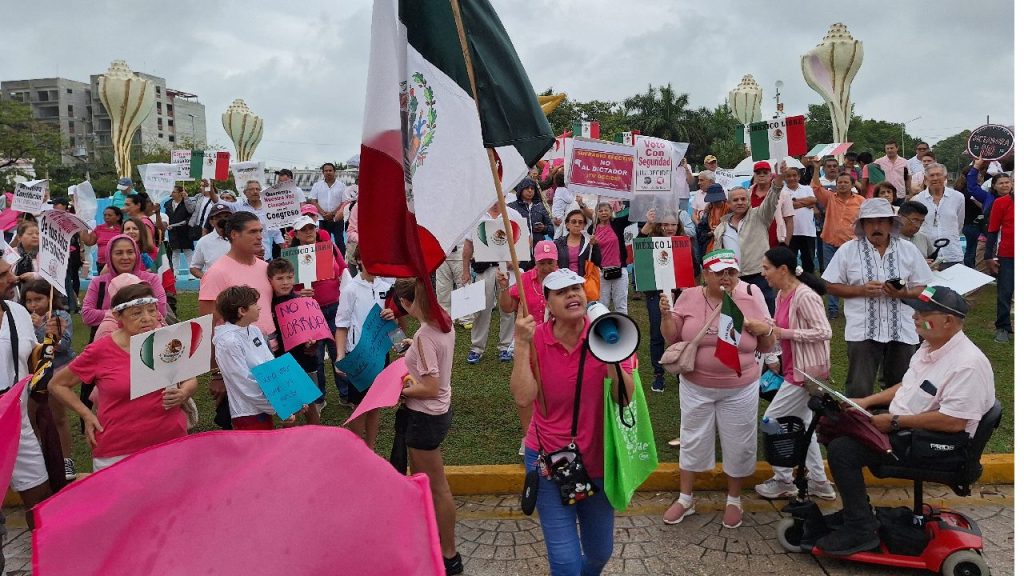 Unas 2 mil personas participaron en la Marcha por la democracia en Cancún.