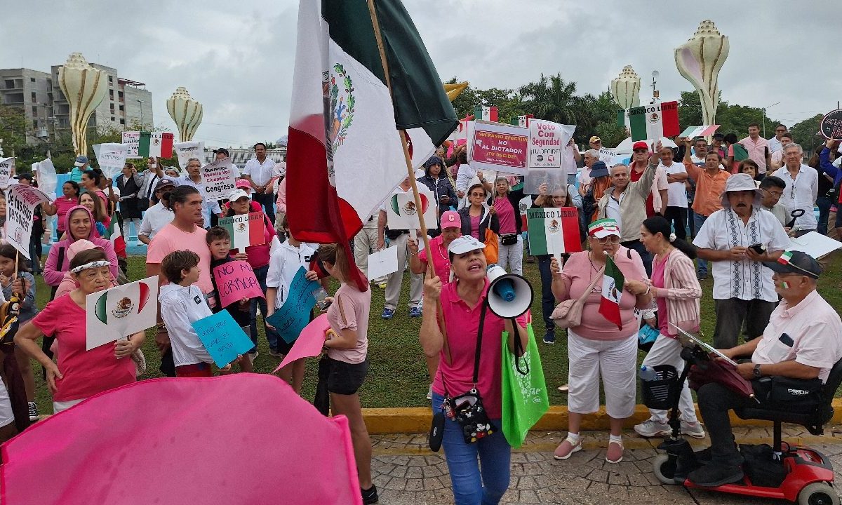 Unas 2 mil personas participaron en la Marcha por la democracia en Cancún.