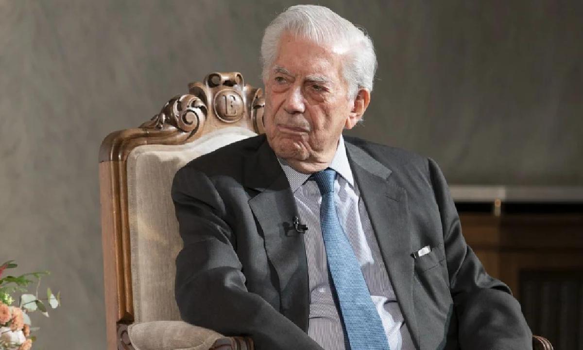 El escritor y premio Nóbel hispanoperuano Mario Vargas Llosa y su traductor al francés, Albert Bensoussan, fueron galardonados este martes.