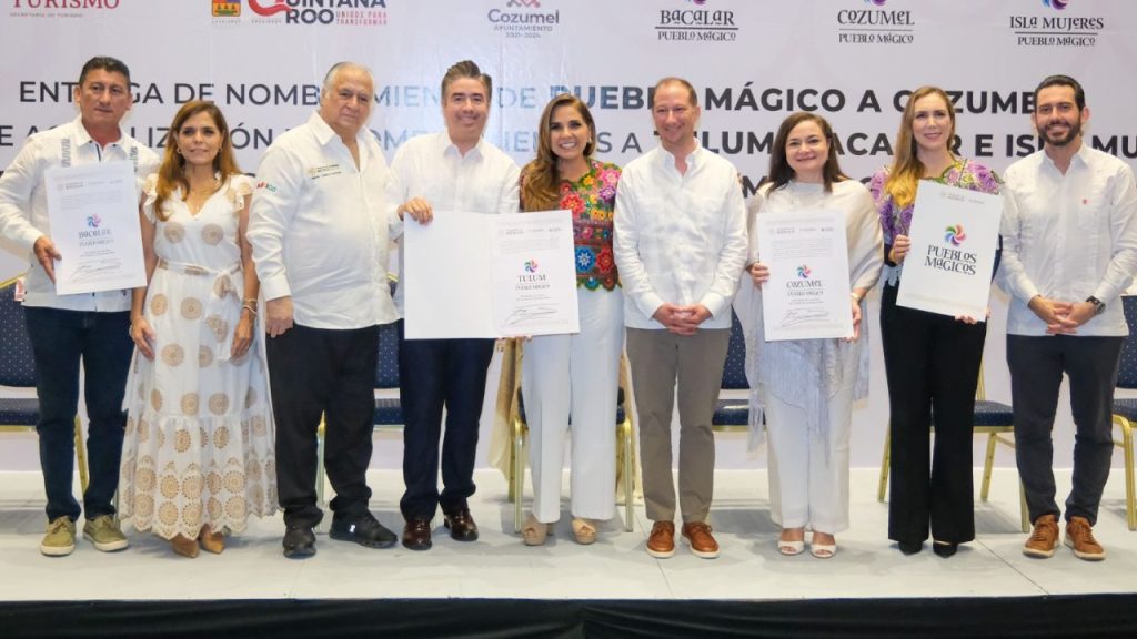 Mara Lezama y Miguel Torruco entregaron el nombramiento de Pueblo Mágico la alcaldesa de Cozumel, Juanita Alonso.