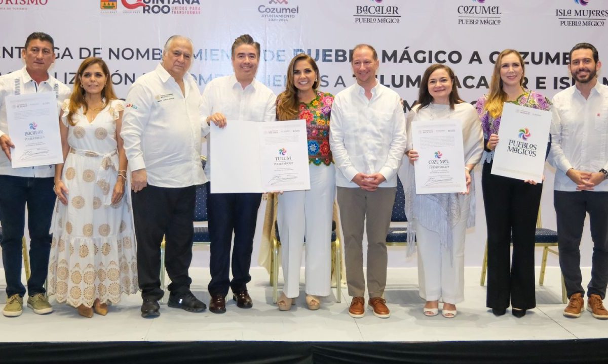 Mara Lezama y Miguel Torruco entregaron el nombramiento de Pueblo Mágico la alcaldesa de Cozumel, Juanita Alonso.