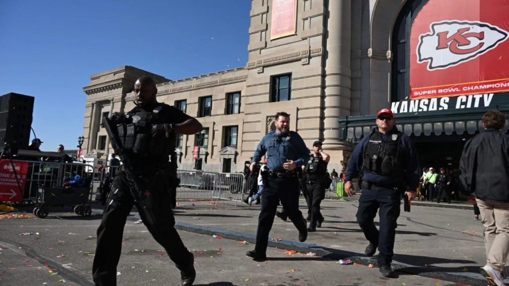 La policía se desplegó en el lugar, protegido por cordones amarillos típicos de las escenas de crímenes en Estados Unidos.