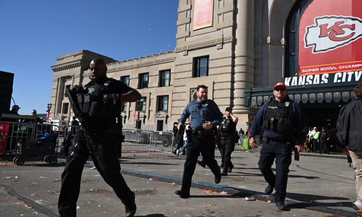 La policía se desplegó en el lugar, protegido por cordones amarillos típicos de las escenas de crímenes en Estados Unidos.