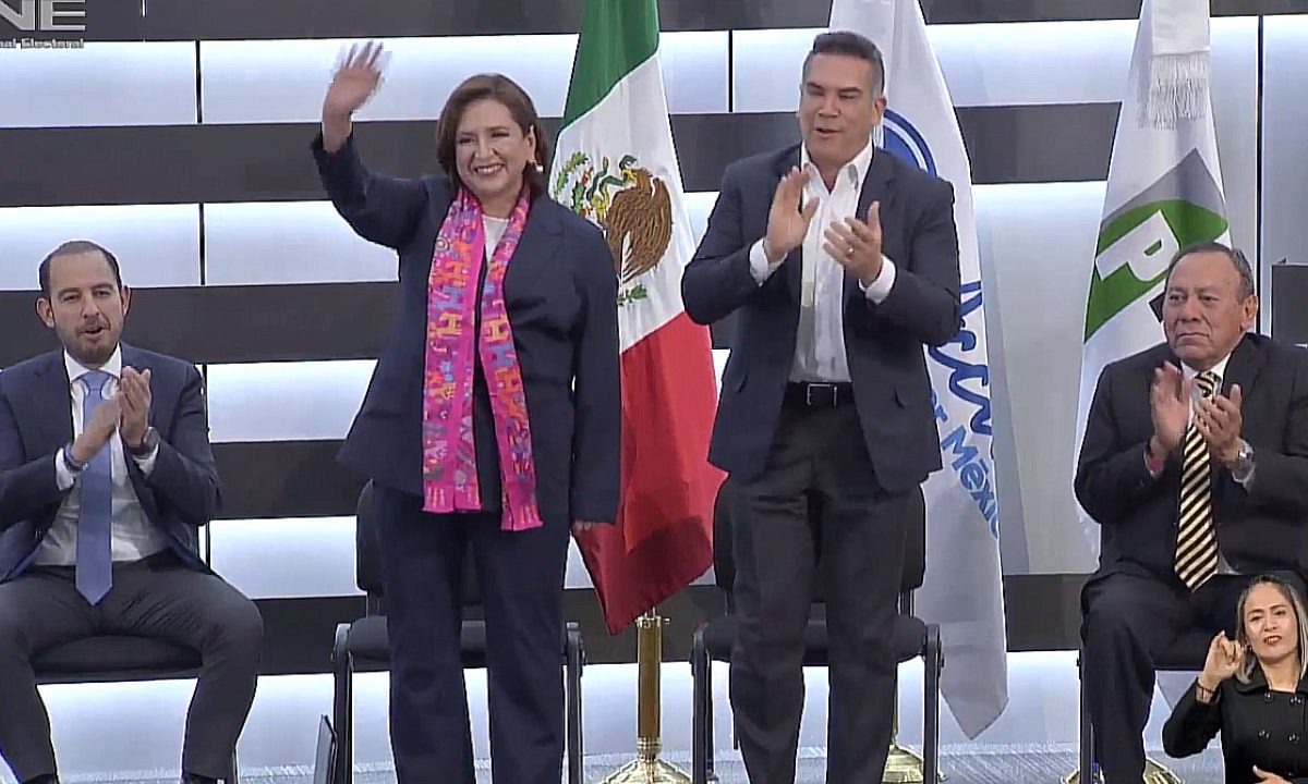 Xóchitl Gálvez formalizó su inscripción ante el INE como candidata a la Presidencia de México.