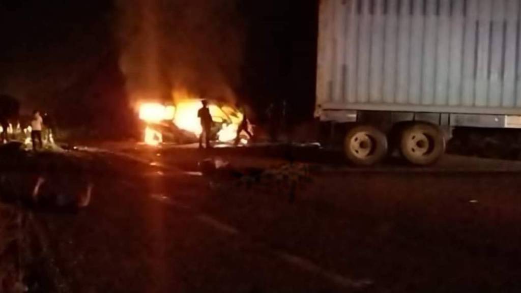 Las personas fallecidas no pudieron escapar del vehículo en llamas.