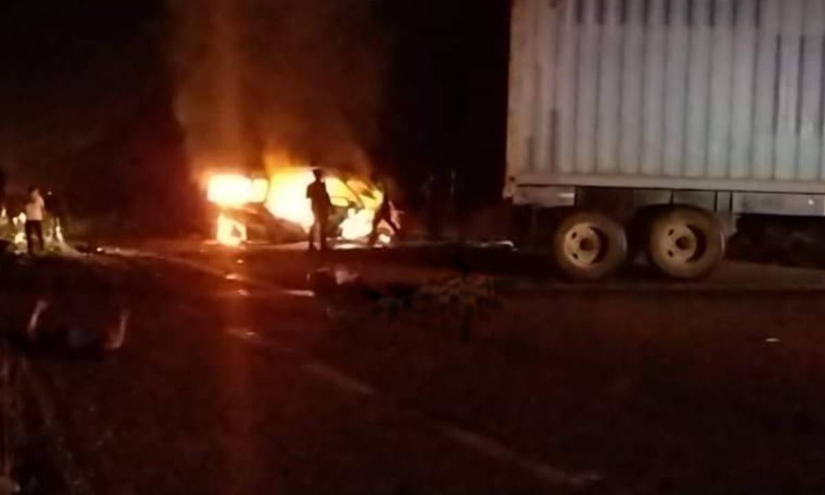 Las personas fallecidas no pudieron escapar del vehículo en llamas.