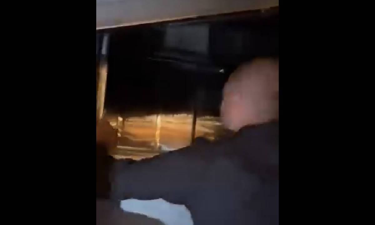 Captura de pantalla del video publicado en X sobre el colapso de un elevador en el restaurante Nicoletta, en Cancún.
