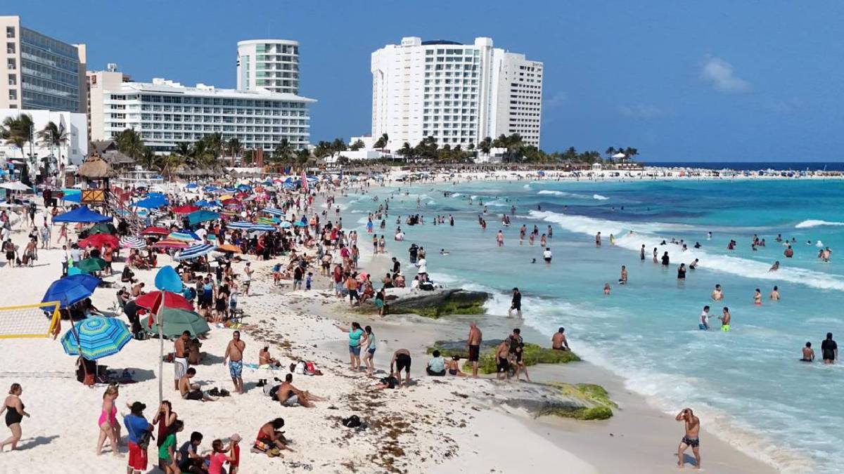 Turistas disfrutando Playa Delfines, en Cancún, Q. Roo.