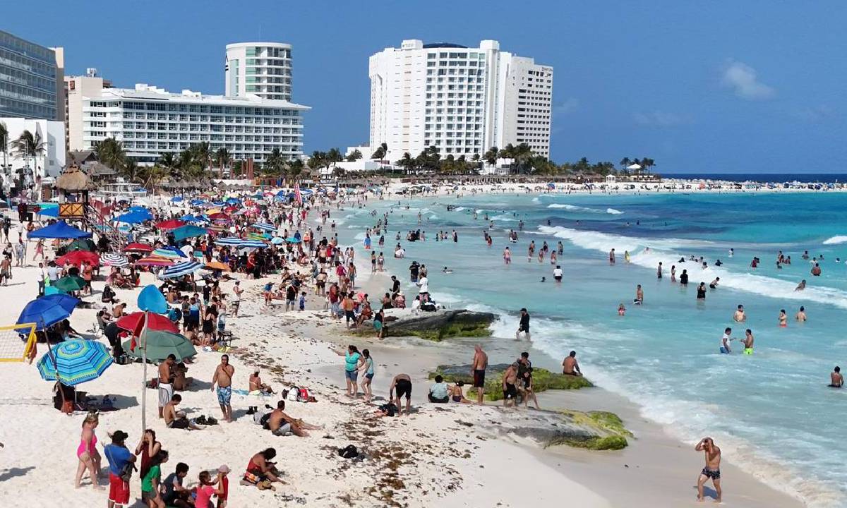 Turistas disfrutando Playa Delfines, en Cancún, Q. Roo.