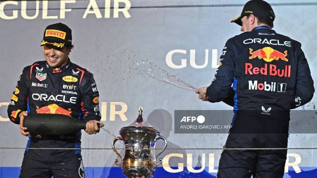 Max Verstappen y "Checo" Pérez celebran tras el triunfo de al escuadra en Baréin.