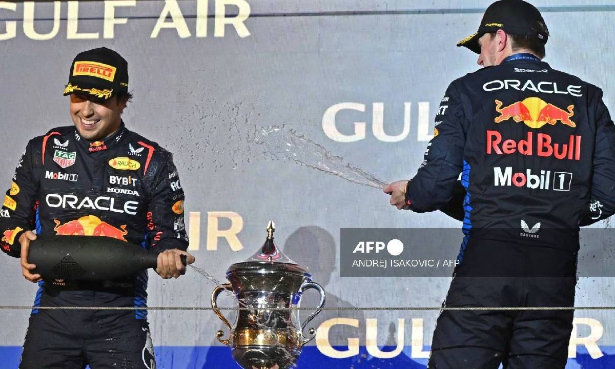 Max Verstappen y "Checo" Pérez celebran tras el triunfo de al escuadra en Baréin.