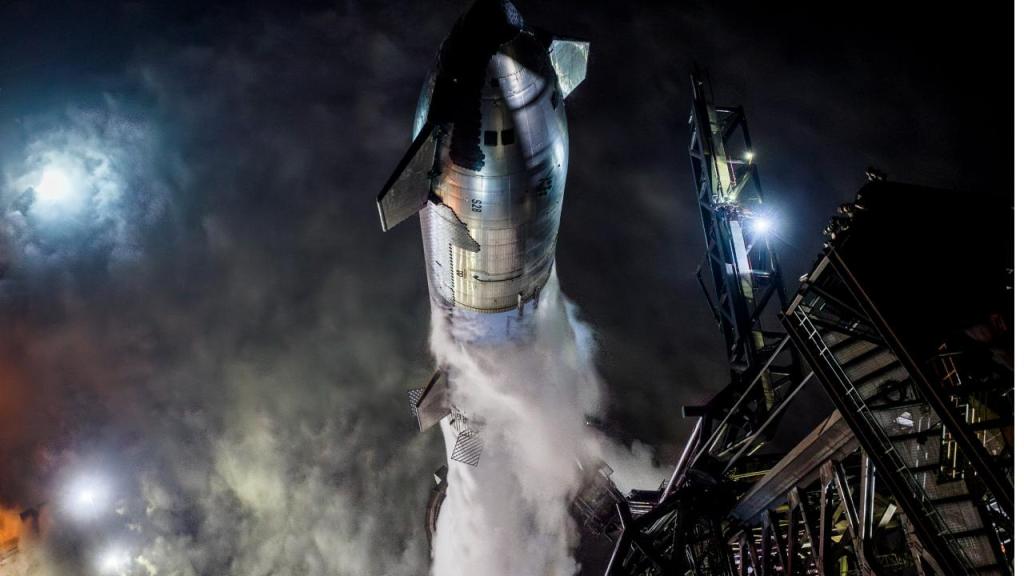 El gigantesco cohete Starship de SpaceX, previo al tercer día de pruebas.