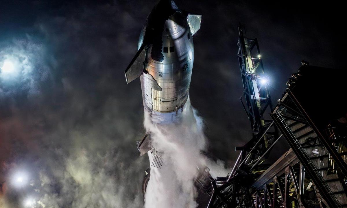 El gigantesco cohete Starship de SpaceX, previo al tercer día de pruebas.
