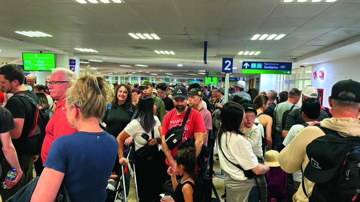 Viajeros en el Aeropuerto Internacional de Tulum.