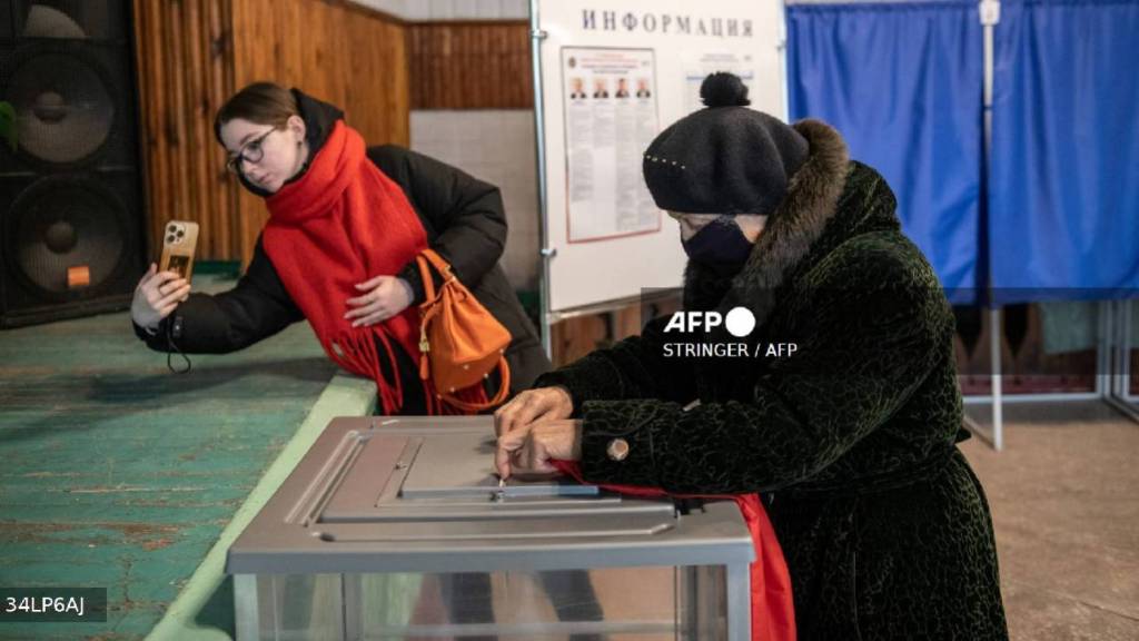Mujer vota en Donetsk, Ucrania controlada por Rusia.