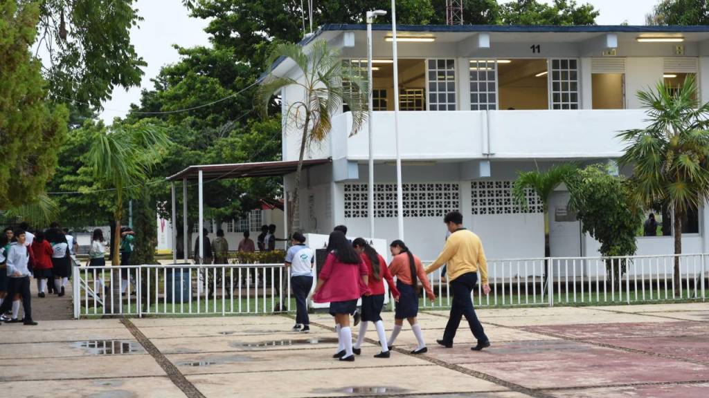 Estudiantes entrar a un centro escolar de Quintana Roo.
