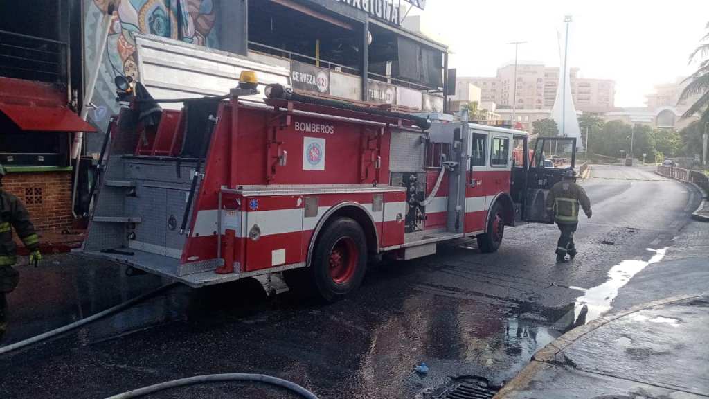 Bomberos de Cancún atienden un incendio en un restaurante.