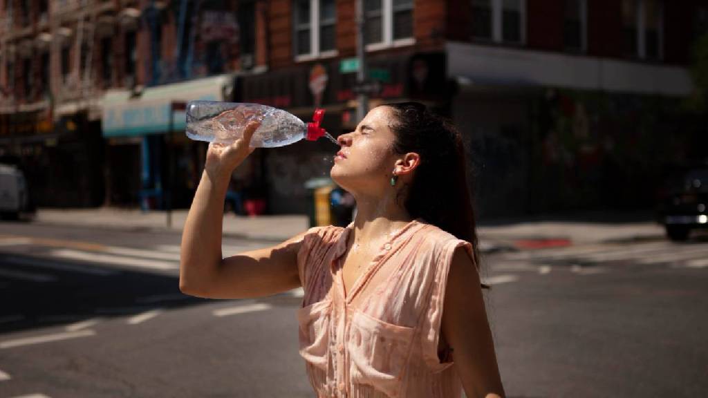 Una mujer se refresca con agua debido a las altas temperaturas.