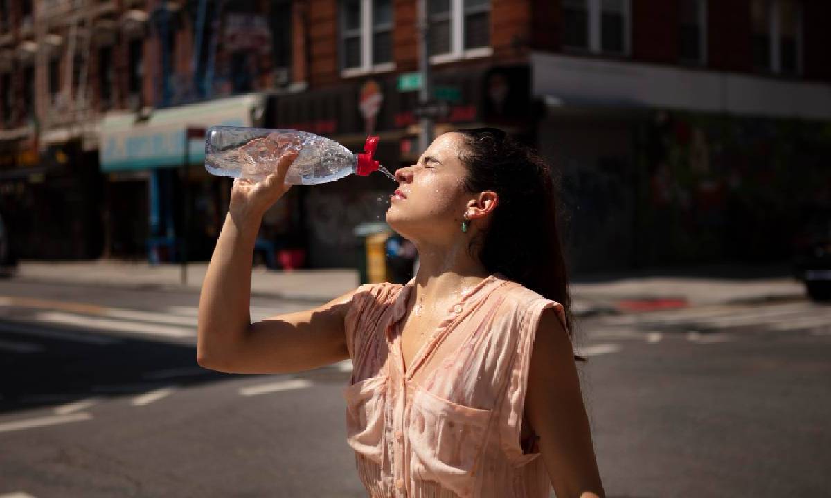 Una mujer se refresca con agua debido a las altas temperaturas.